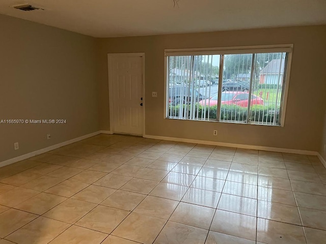 empty room featuring light tile patterned floors