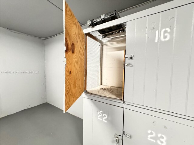 basement featuring ceiling fan and washer and dryer