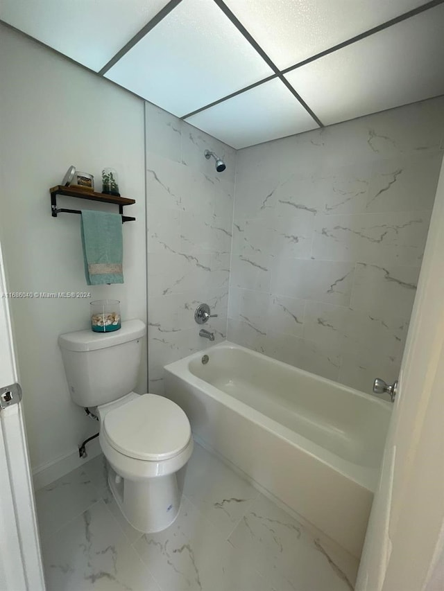 bathroom with toilet and tiled shower / bath combo