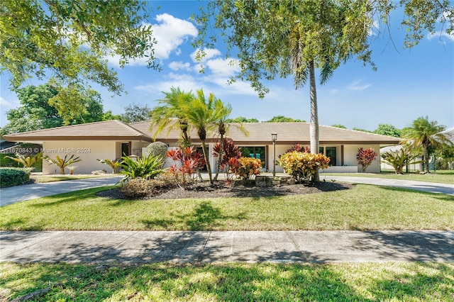 single story home with a front lawn