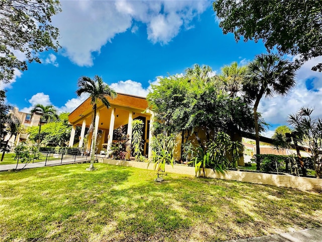 view of front of home featuring a front yard