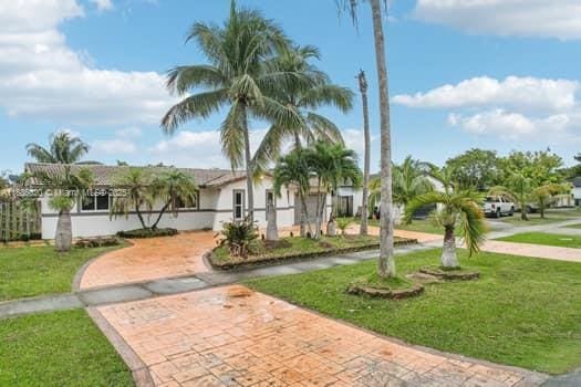 view of front of property featuring a front yard