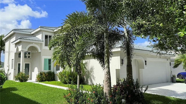 view of front of property featuring a front yard and a garage