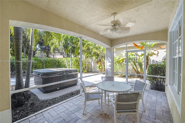 sunroom with ceiling fan