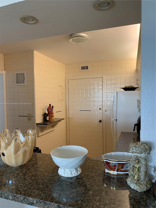 bathroom featuring tile walls