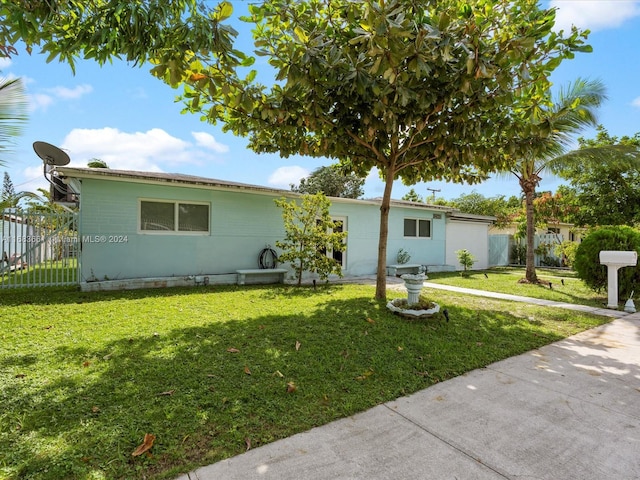 ranch-style home featuring a front lawn