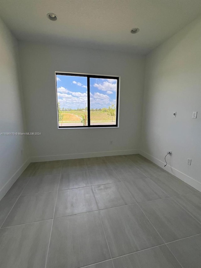 unfurnished room featuring light tile patterned floors