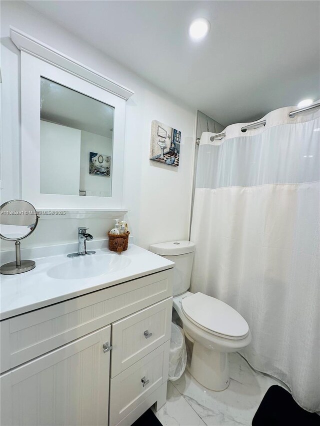 bathroom with toilet, a shower with curtain, and vanity