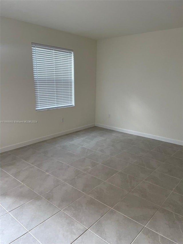 spare room with light tile patterned flooring