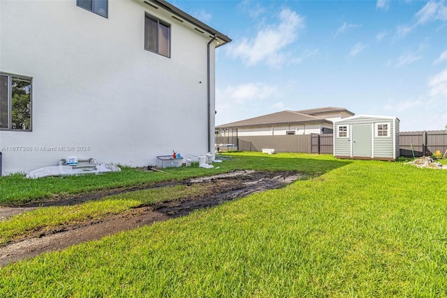 view of yard with a storage unit