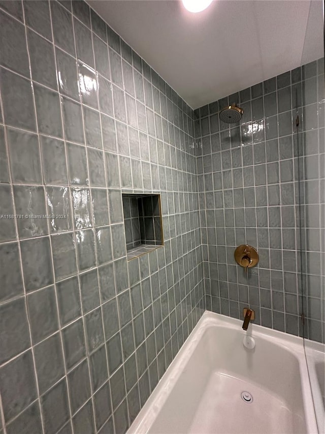 bathroom with tiled shower / bath