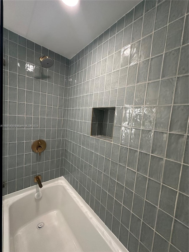 bathroom with tiled shower / bath combo