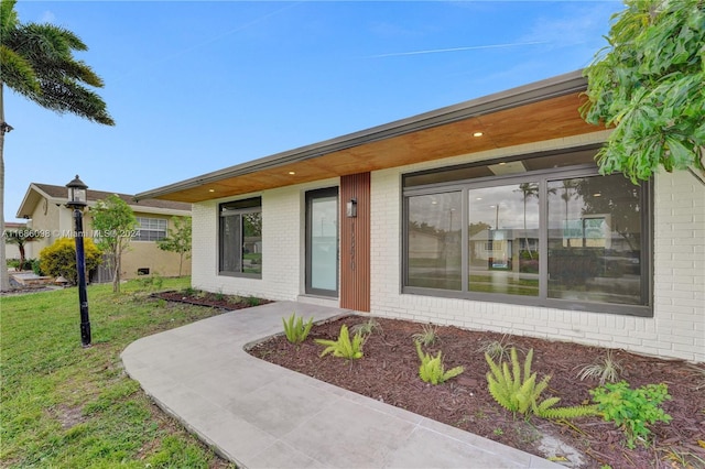 view of front of property with a front yard