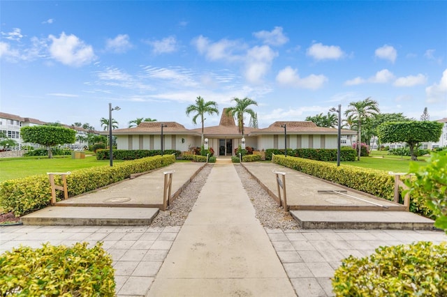 view of front of property featuring a front yard