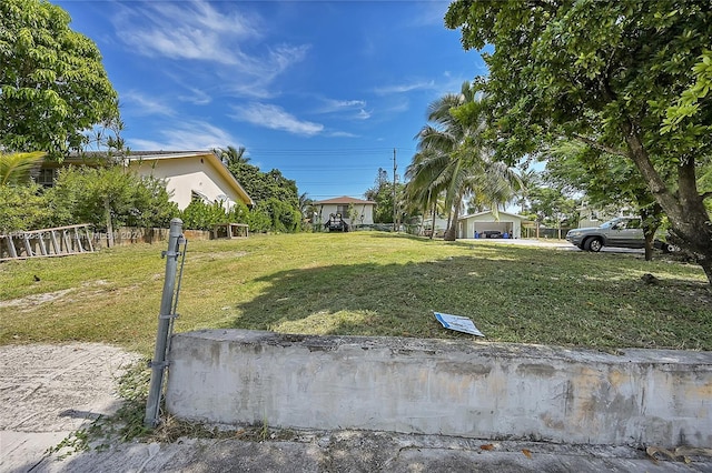 view of front of home featuring a front yard