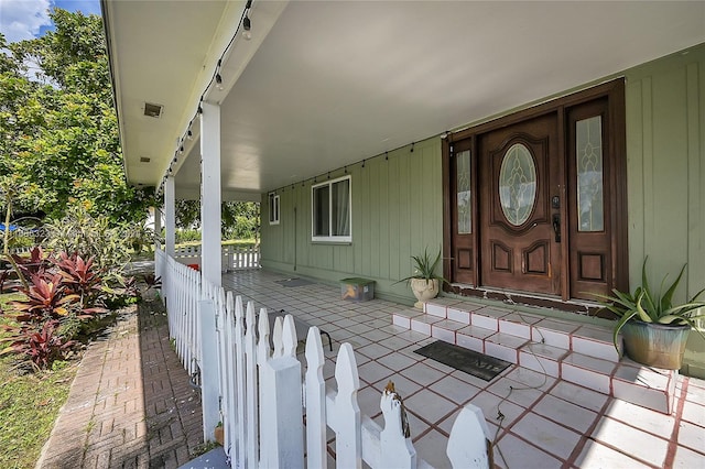 property entrance featuring a porch