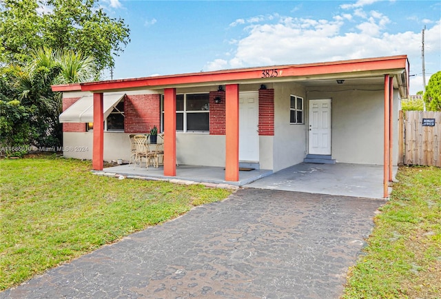 view of front of property featuring a front yard