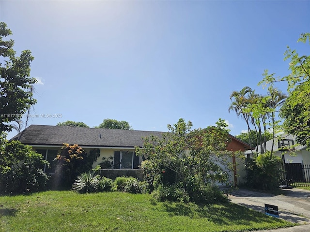 view of front facade with a front lawn