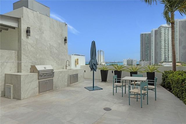 view of patio with an outdoor kitchen and grilling area