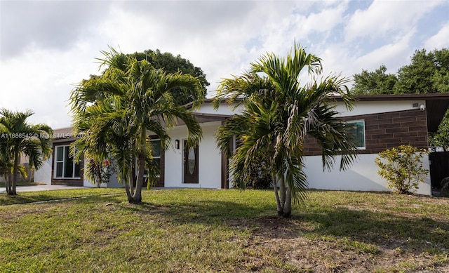 view of front of home featuring a front lawn