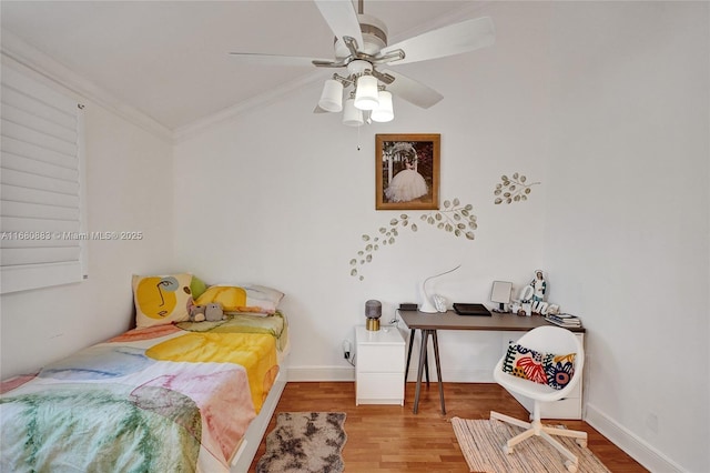 bedroom with hardwood / wood-style floors, lofted ceiling, ceiling fan, and crown molding