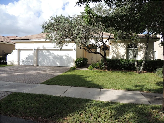 view of front of house featuring a garage and a front yard