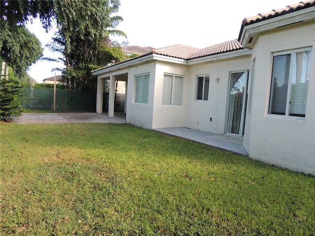 view of yard with a patio