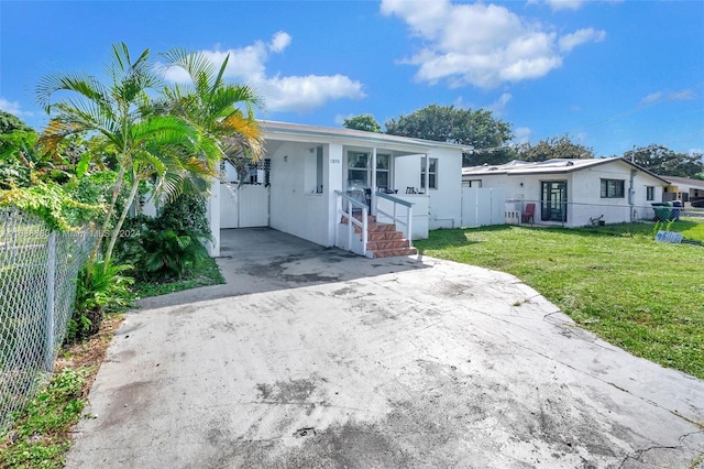 view of front of property featuring a front yard