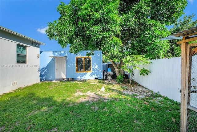 view of yard with a shed