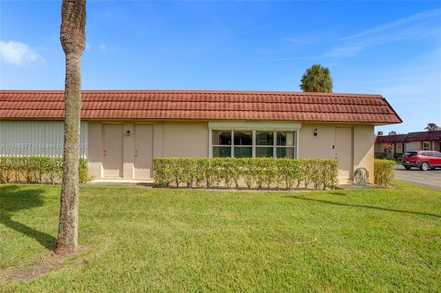 ranch-style house featuring a front yard