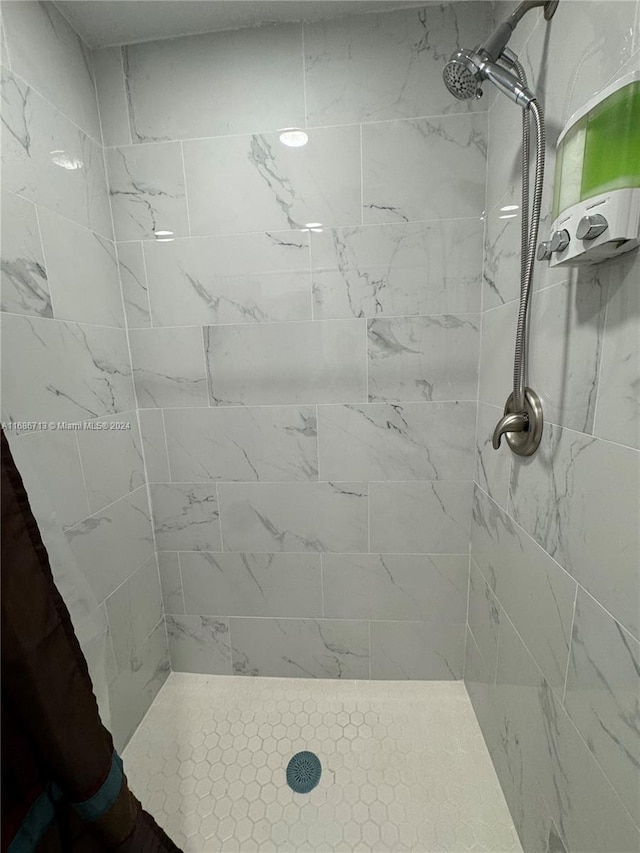 bathroom featuring tiled shower