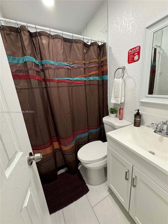 bathroom featuring a shower with curtain, vanity, and toilet