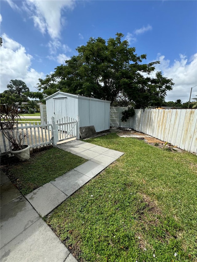 view of yard featuring a storage shed