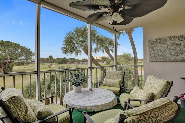 sunroom with ceiling fan