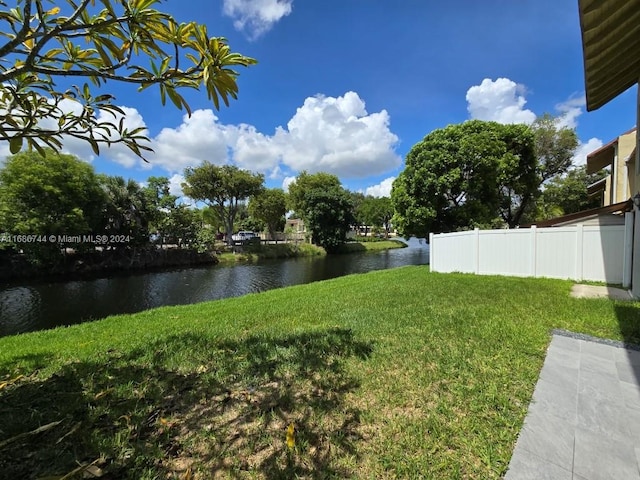 view of yard featuring a water view