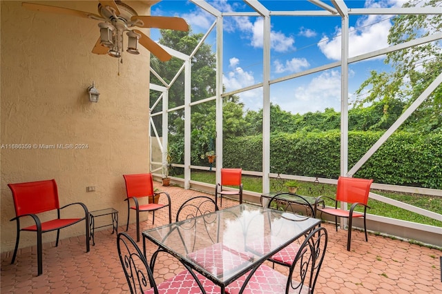 sunroom with ceiling fan