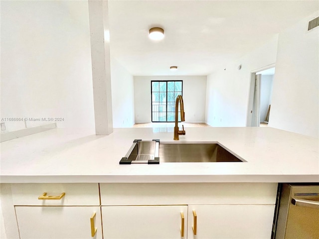 kitchen with dishwashing machine, sink, and kitchen peninsula