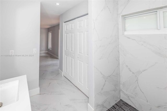 bathroom featuring a tile shower