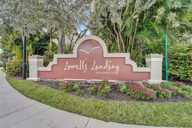 view of community / neighborhood sign