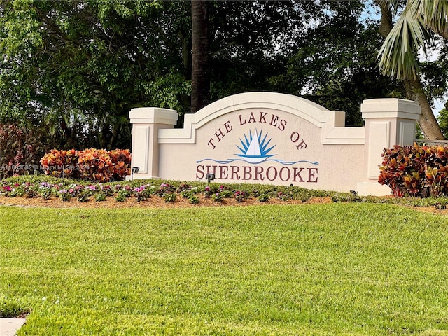 community / neighborhood sign featuring a lawn