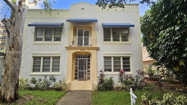 view of front of property featuring a balcony