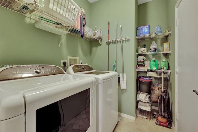 washroom featuring light tile patterned flooring and washing machine and dryer