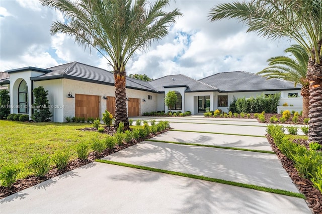 view of front of property featuring a front yard