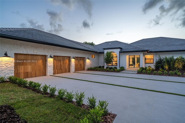 view of front facade featuring a garage