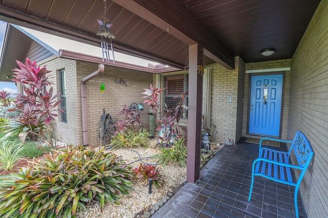 entrance to property featuring a porch