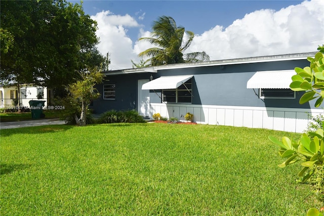 view of front facade with a front lawn