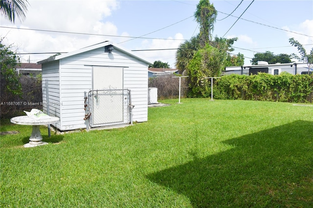 view of yard featuring a storage shed