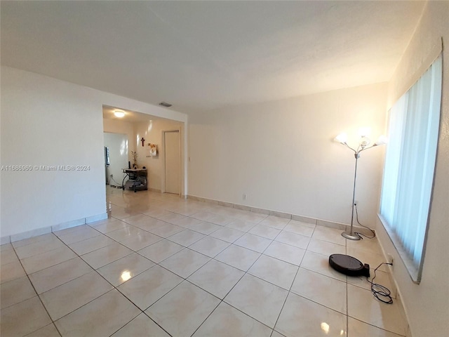 spare room featuring light tile patterned flooring