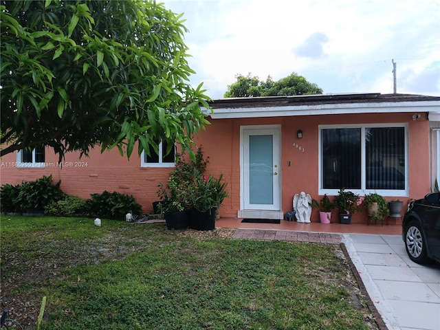 view of front facade with a front lawn