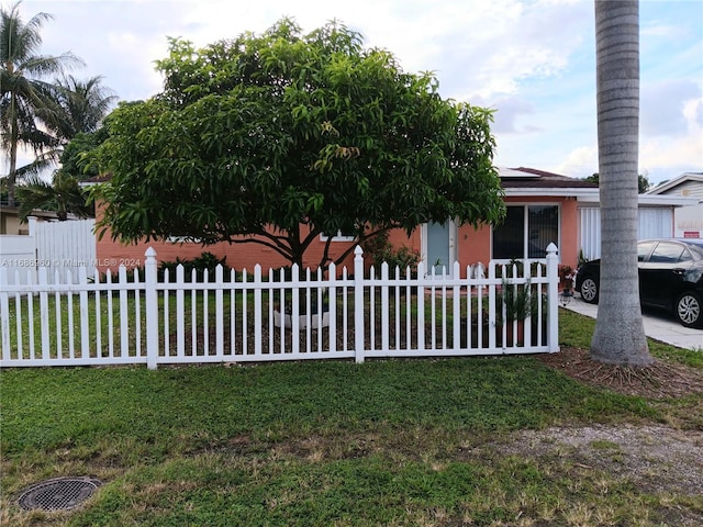 view of front facade with a front lawn